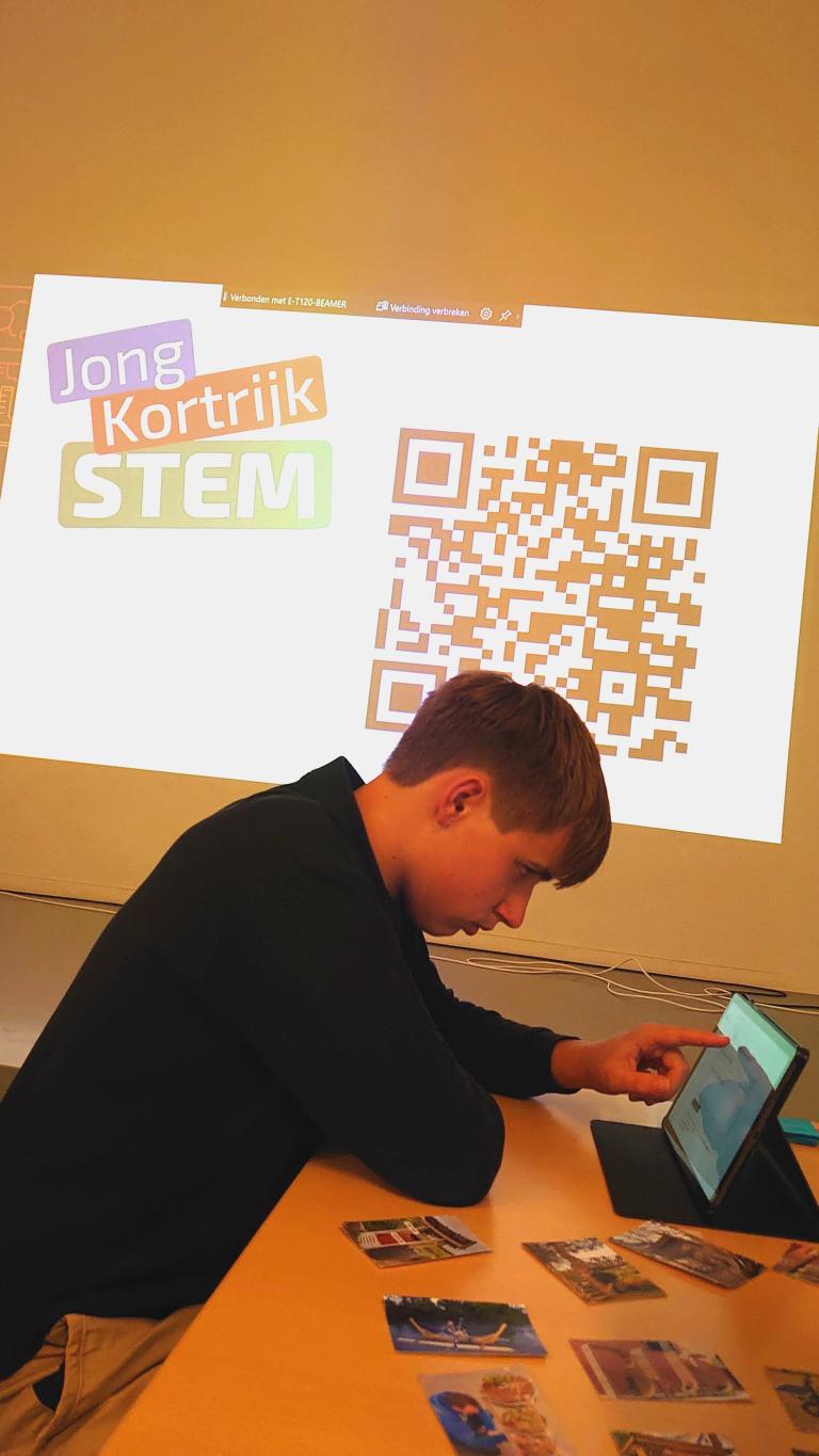 Leerling geeft idee in op de digitale ideeënmuur.