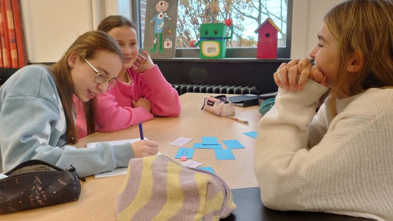 Leerlingen van tweede jaar STEM van Don Bosco brainstormen.