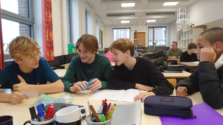 Leerlingen van tweede jaar STEM van Don Bosco brainstormen.