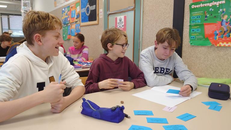 Leerlingen van tweede jaar STEM van Don Bosco brainstormen.